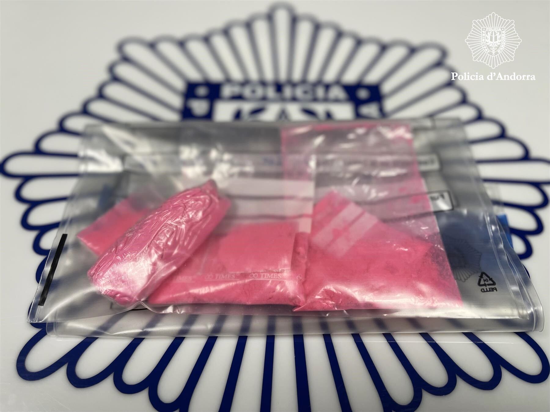 L'operació policial arrenca a partir de la detenció d'una jove que pretenia entrar al país amb 44 grams de tusi, la cocaïna rosa