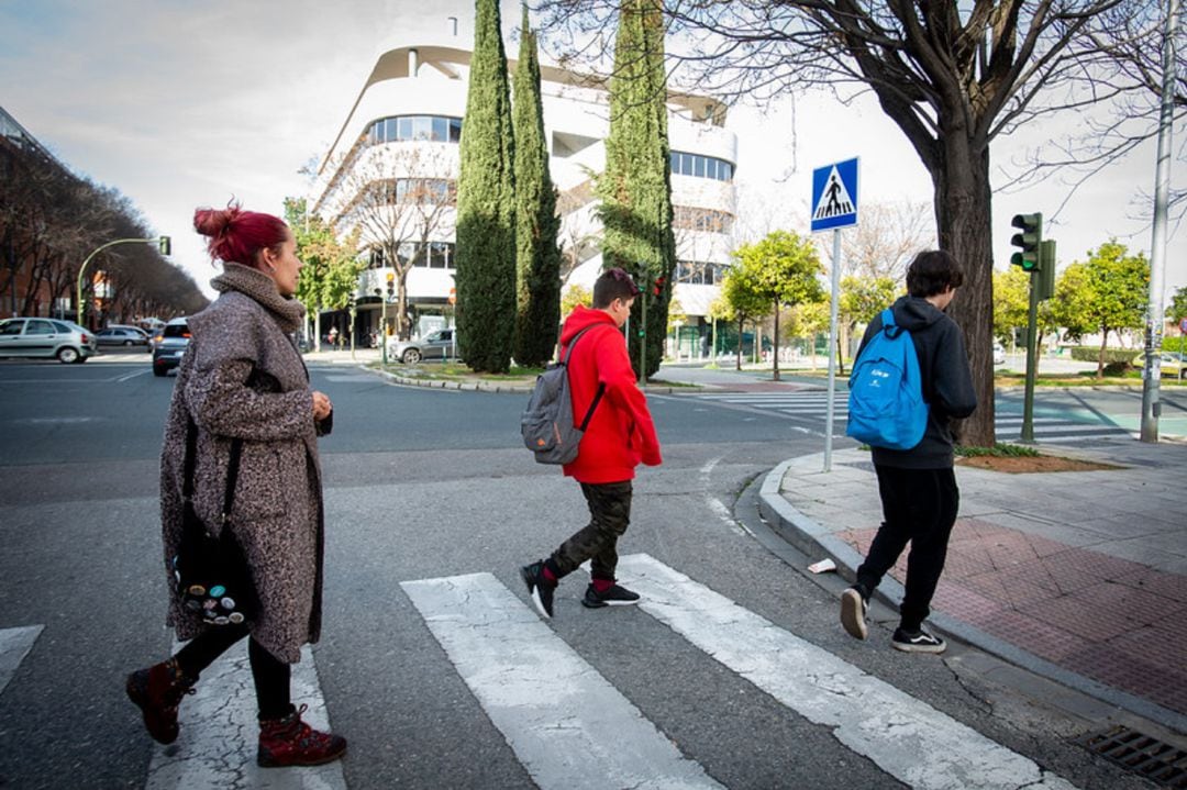 Noelia es una madre sevillana a cargo de dos hijos que representa uno de los perfiles de familia dominante en Andalucía que está en riesgo de pobreza: las familias precarias urbanas. Una de cada cinco de estos hogares es monoparental, y el o la responsable del hogar no trabaja a jornada completa y tiene un nivel de estudios medio-alto.