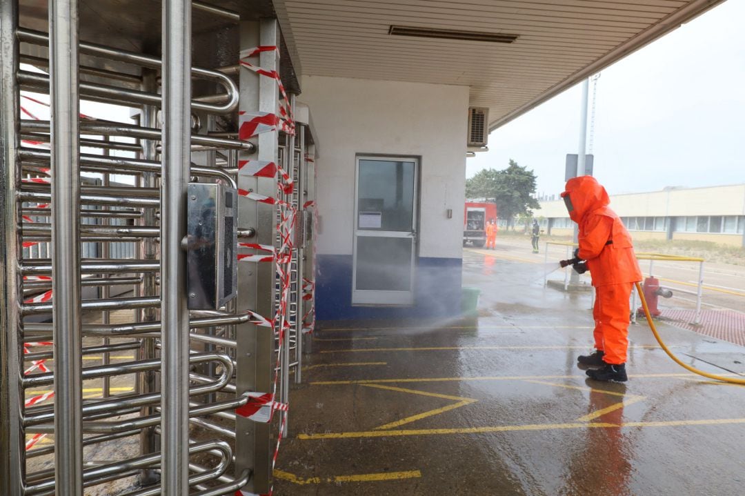 Un operario desinfecta las instalaciones de la planta de Opel- PSA de Figueruelas (Zaragoza)