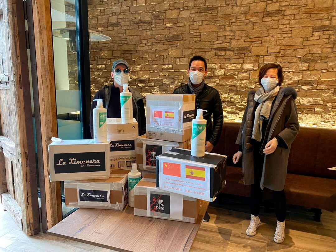 Los responsables de La Ximenera y Dong Asian Sushi con las mascarillas que han distribuido en los centros sanitarios y dependencias de las fuerzas de seguridad.