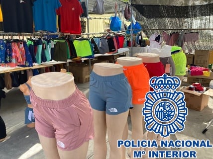 Bañadores falsificados a la venta en el mercadillo de los domingos de Fuengirola