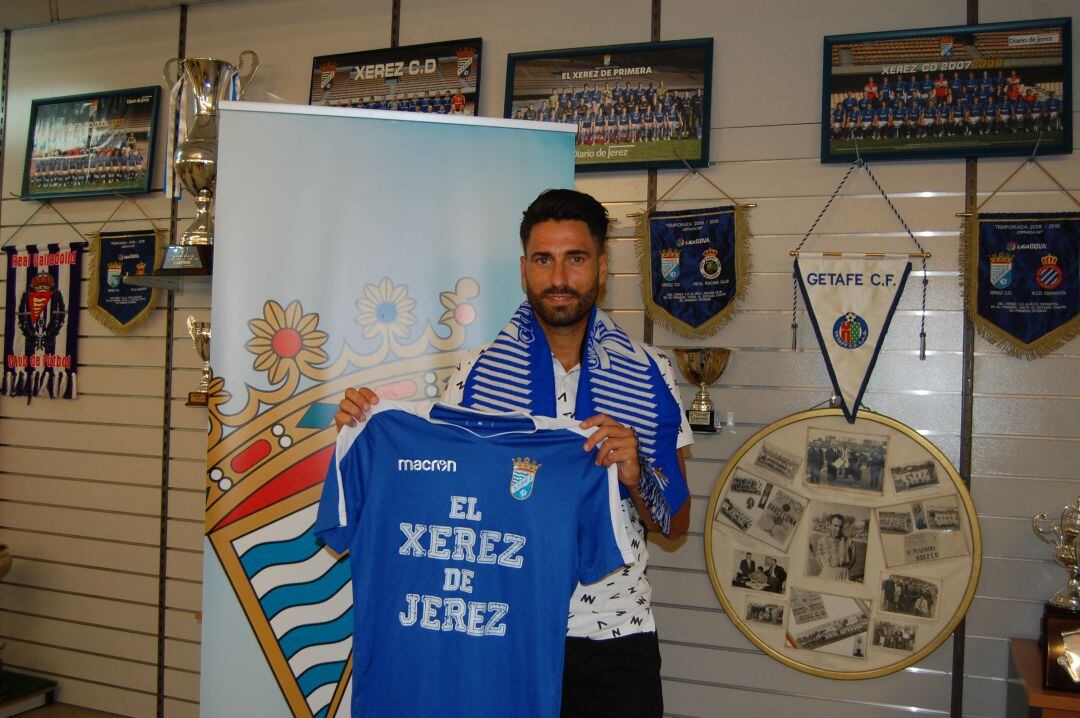 Ramón Verdú posando con la camiseta del Xerez CD 