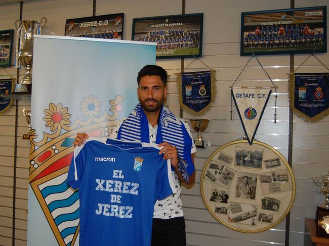 Ramón Verdú posando con la camiseta del Xerez CD