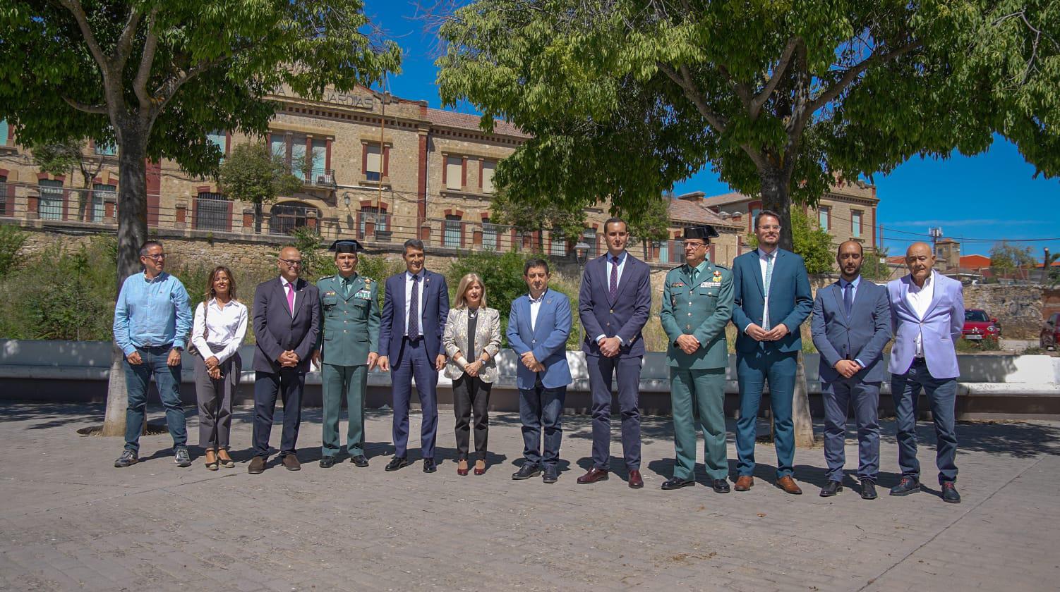 Autoridades frente a la fachada de la Academia de la Guardia Civil en Úbeda.