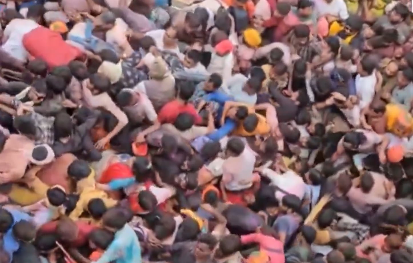 Imagen de la estampida a la salida de un evento religioso en la India