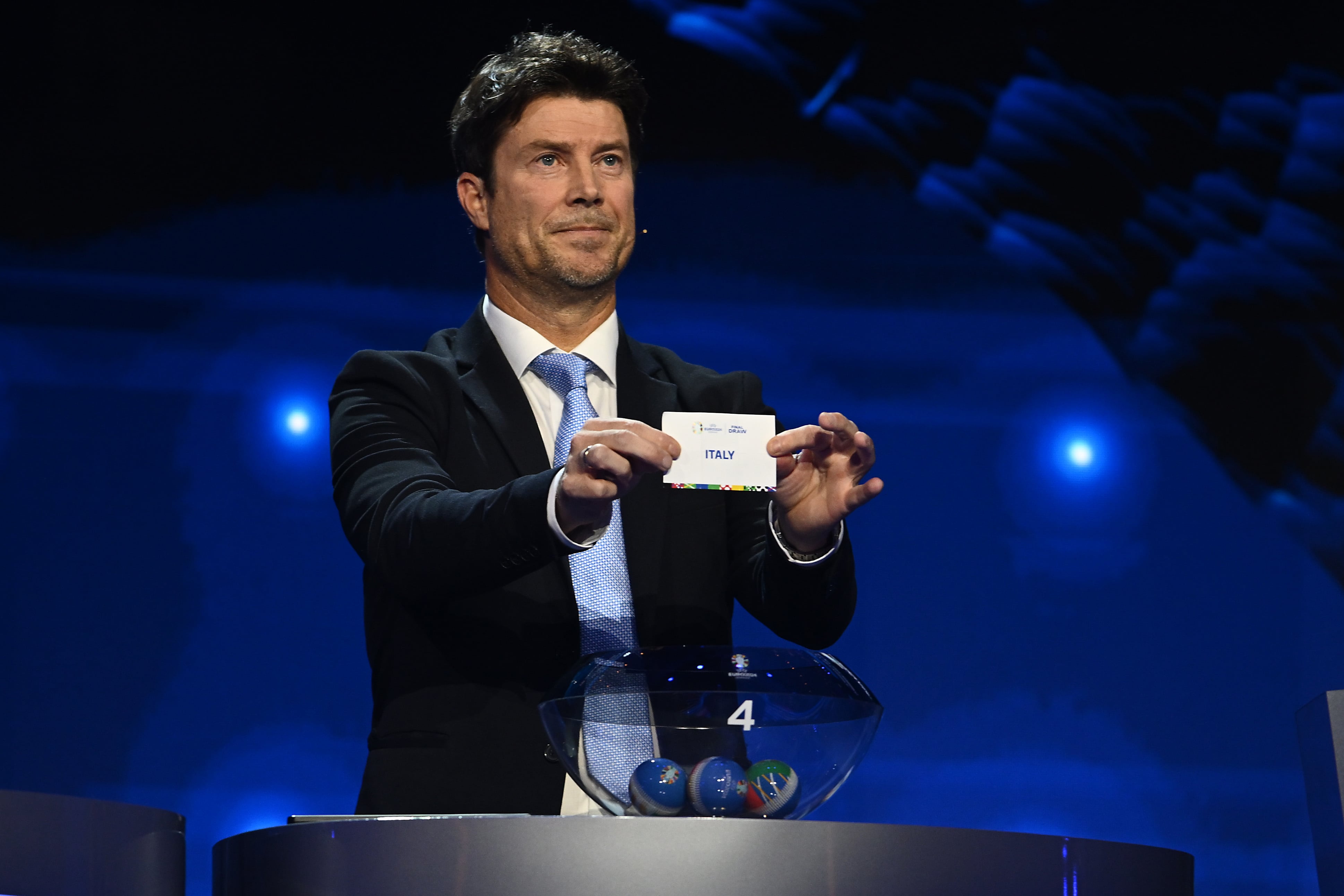 Brian Laudrup muestra a los espectadores el papel de Italia en el sorteo de la Eurocopa 2024. (Photo by Alexander Scheuber/Getty Images)