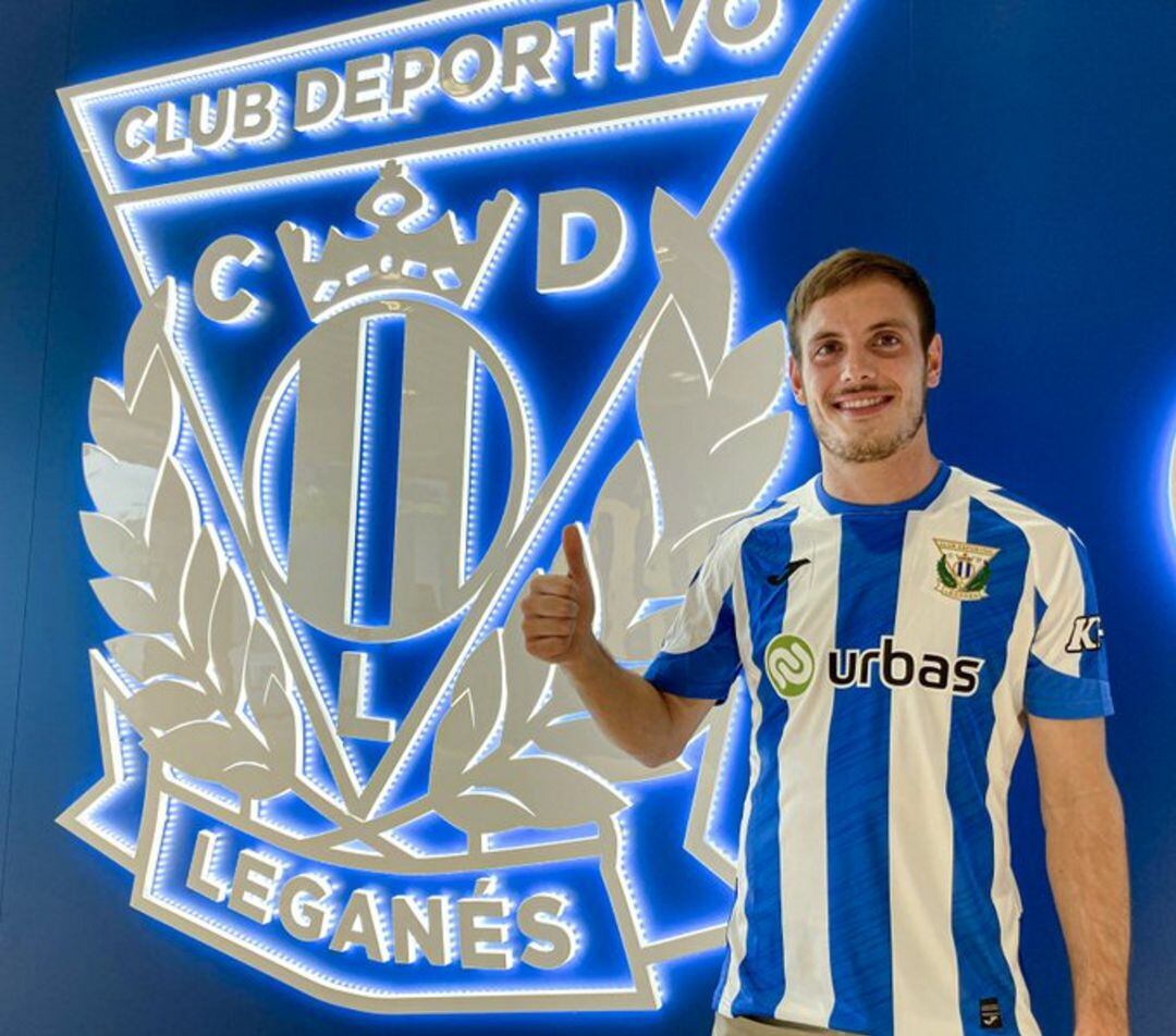 Bautista posa con la camiseta y el escudo del Leganés