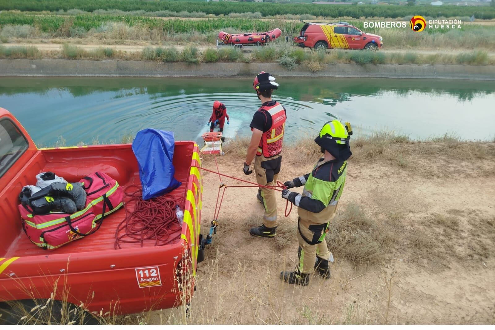 Bomberos de la DPH participaban ayer tarde en el rescate del cuerpo de una persona fallecida en accidente de tráfico tras caer su vehículo a un canal en el kilómetro 4 de la A-140 en Castillonroy.