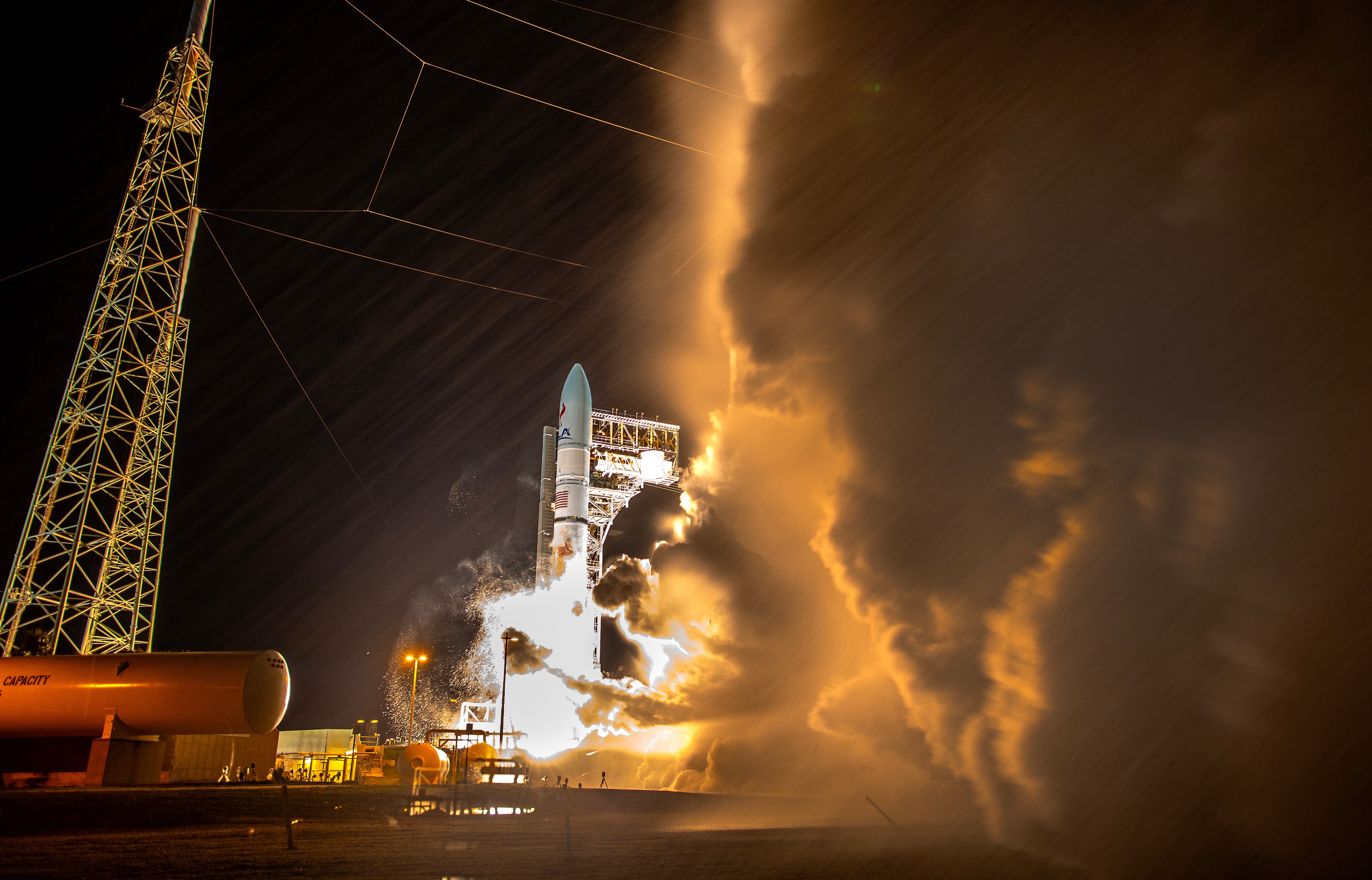 Imagen del cohete Vulcan Centaur de United Launch Alliance, parte de la Misión Peregrine One de Astrobotic, despegando del Complejo de Lanzamiento Espacial 41 en el Centro Espacial Kennedy en Merritt Island, Florida, EEUU, el 08 de enero de 2024.