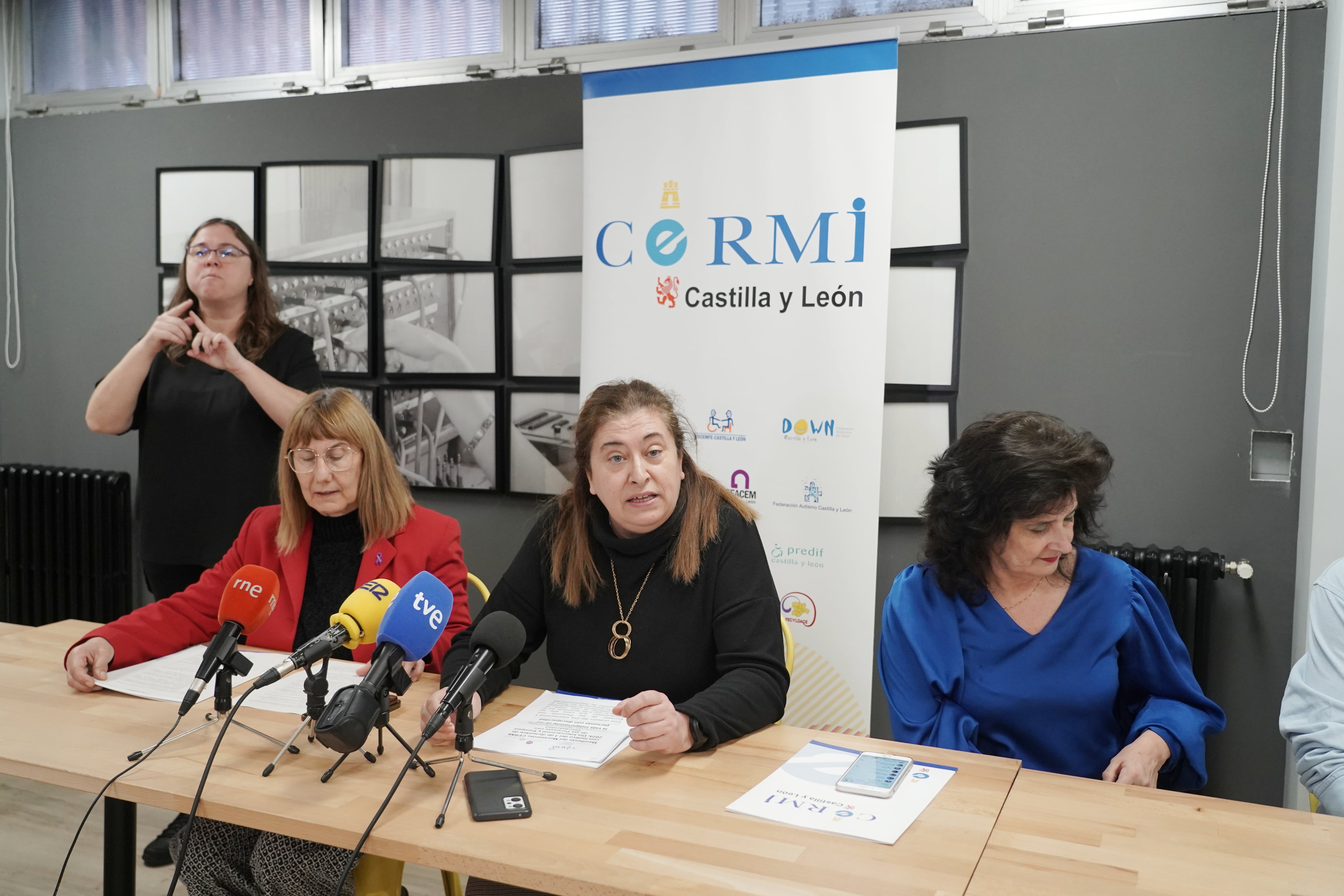 La vicepresidenta del Cermi y presidenta de Salud Mental Castilla y León, Elena Briongos (I); la secretaria del Cermi y presidenta del Consejo Territorial de Once, Araceli de las Heras (C), y la tesorera del Cermi y vicepresidenta de la Federación de Autismo de Castilla y León, Concepción Galván, leen el manifiesto por el Día a Internacional y Europeo de las Personas con Discapacidad