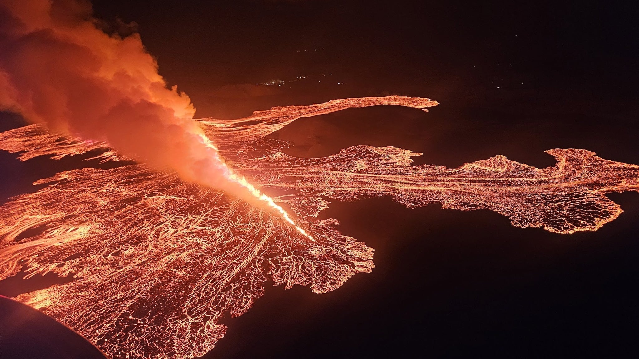 Vista de la erupción del volcán (Photo by Civil Protection in Iceland/Handout/Anadolu via Getty Images)