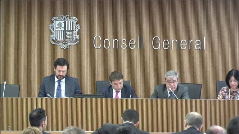 César Goyache (i) i Albert Hinojosa al costat del president de la comissió de vigilància, Ladislau Baró, i la consellera Meritxell Mateu en la compareixença d'aquest matí.
