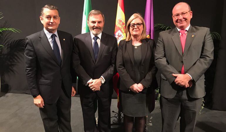 Francisca Molina, acopañada del anterios subdelegado, alcalde de Jaén y Delegado del Gobierno en Andalucía