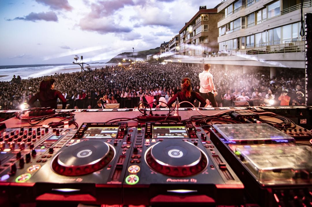 El malecón de Zarautz se quedó pequeño para albergar la fiesta &#039;Los 40 Summer LIve&#039;