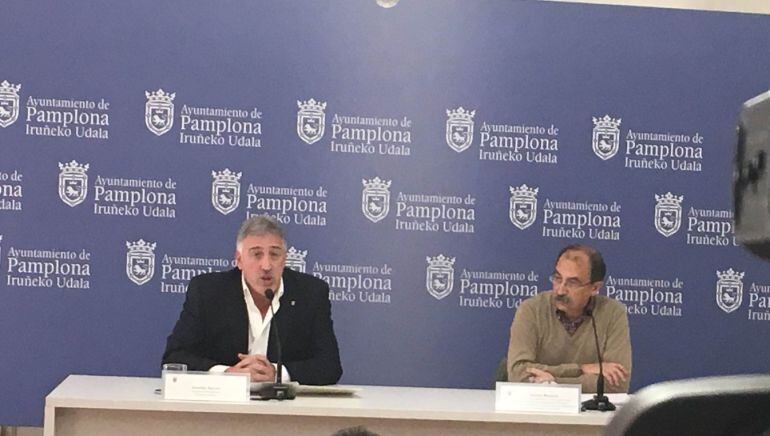 Emilio Majuelo, director de la Oficina de Información sobre Memoria Histórica de la represión franquista en Pamplona (d), junto al alcalde de Pamplona, Joseba Asiron (i)