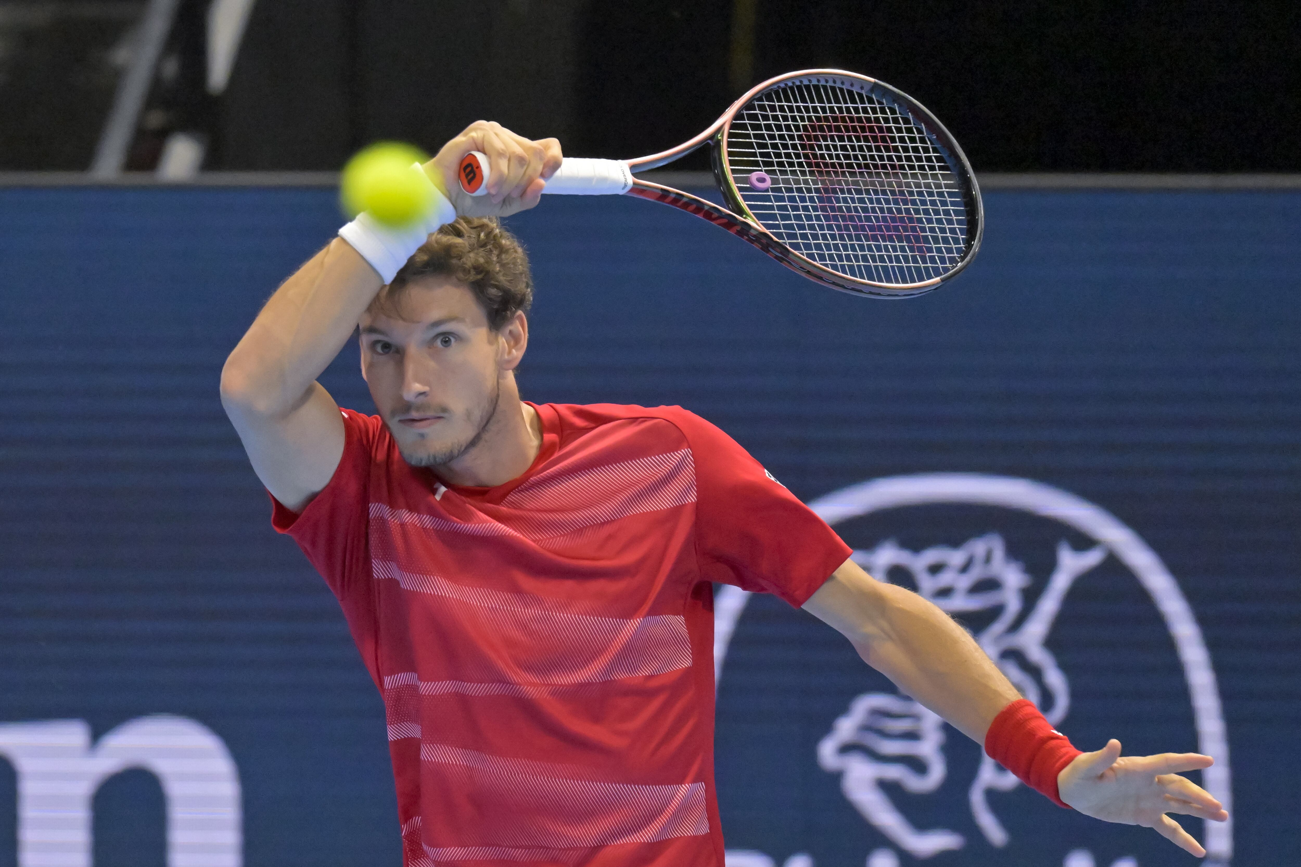 Basel (Switzerland Schweiz Suisse), 28/10/2022.- Spain&#039;s Pablo Carreno Busta returns a ball to Spain&#039;s Carlos Alcaraz during their quarterfinal match at the Swiss Indoors tennis tournament in Basel, Switzerland, 28 October 2022. (Tenis, España, Suiza, Basilea) EFE/EPA/GEORGIOS KEFALAS
