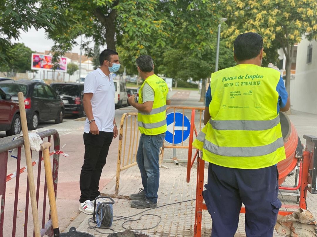 José Antonio Díaz, delegado municipal de Urbanismo, durante una visita a las obras