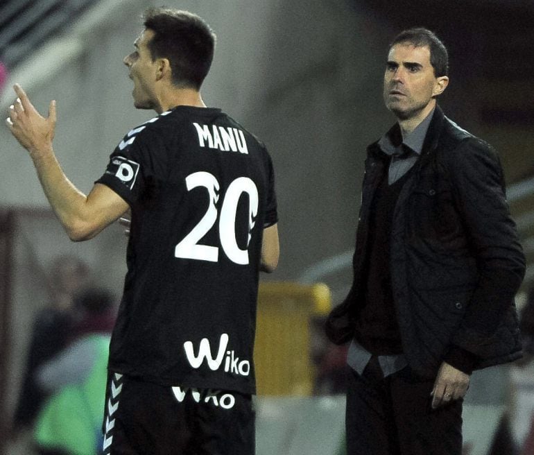 GRA405. GRANADA, 21/03/2015.- El técnico del Eibar, Gaizka Garitano (d), durante el encuentro correspondiente a la vigésimo octava jornada de primera división, que disputan esta noche frente al Granada en el Nuevo Estadio de Los Carmenes, en Granada. EFE / Miguel Ángel Molina.