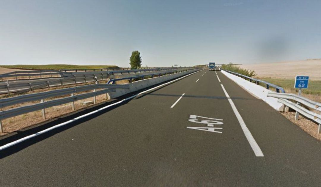 Vuelca un camión en la A-67 en Palencia, en la salida hacia la A-231
