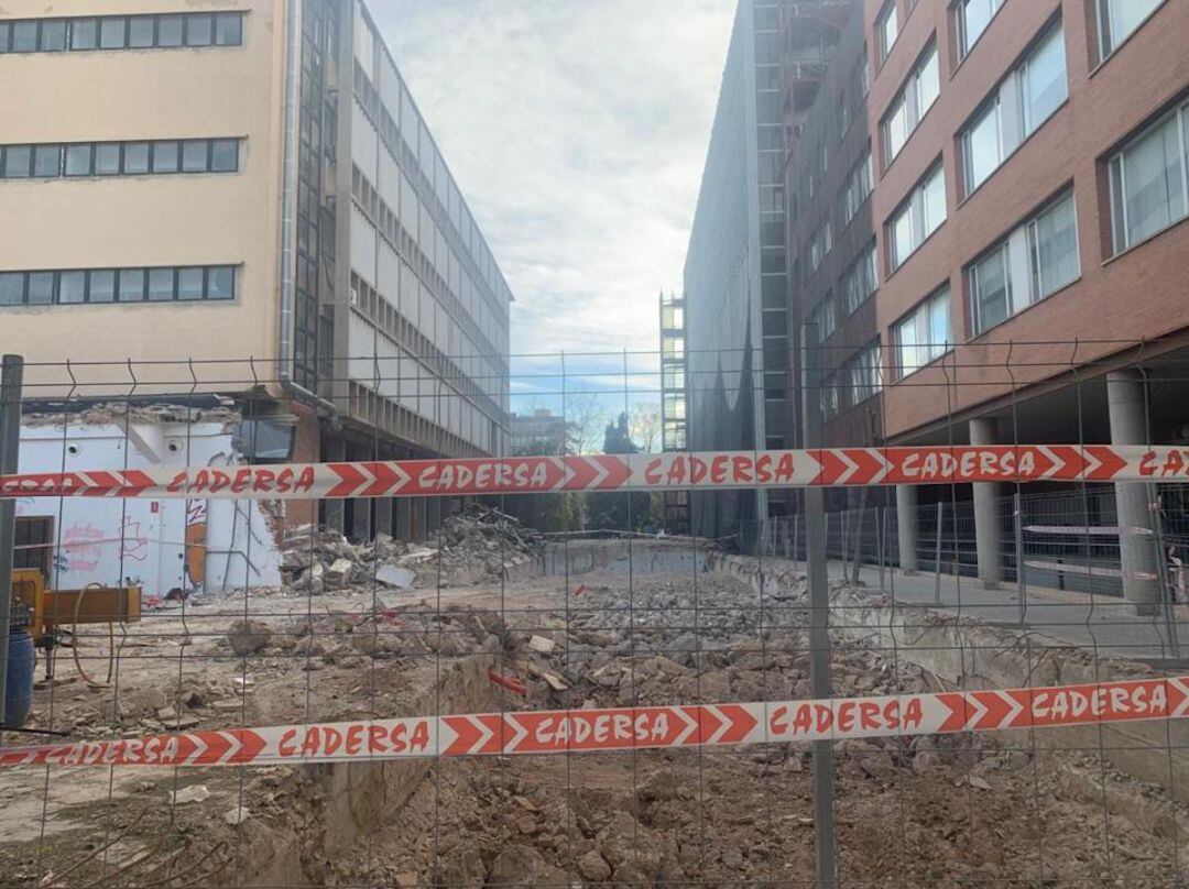 Obras de demolición de la antigua Facultad de Ingenieros Técnicos Agrícolas