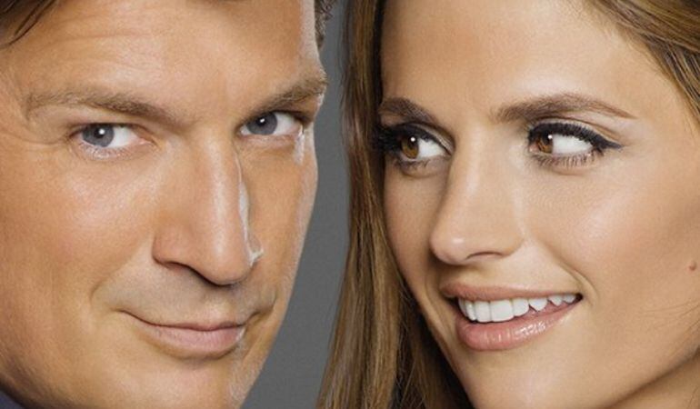 Nathan Fillion (Richard Castle) y Stana Katic (Kate Beckett), en una imagen promocional de &#039;Castle&#039;.