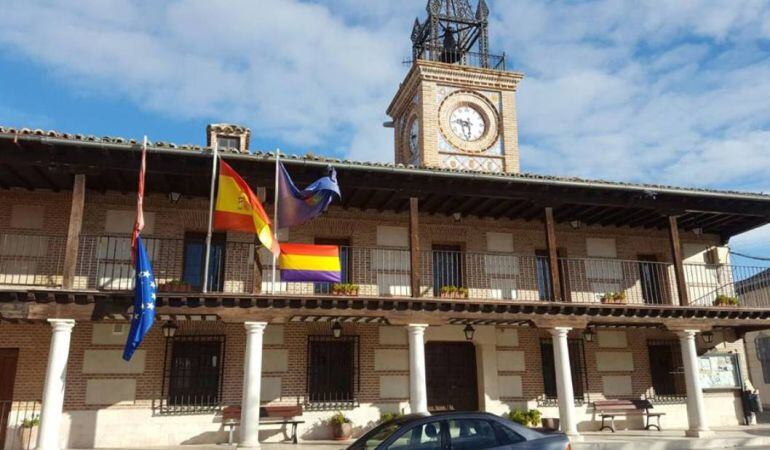 La bandera republicana ha sido colocada junto a la constitucional