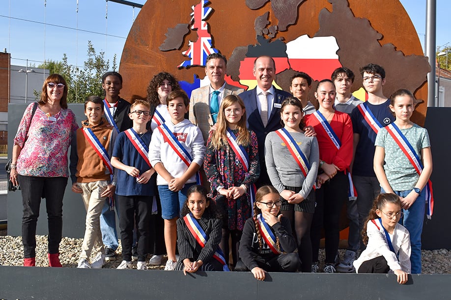 Escolares de Roanne con los representantes del Ayuntamiento de Guadalajara