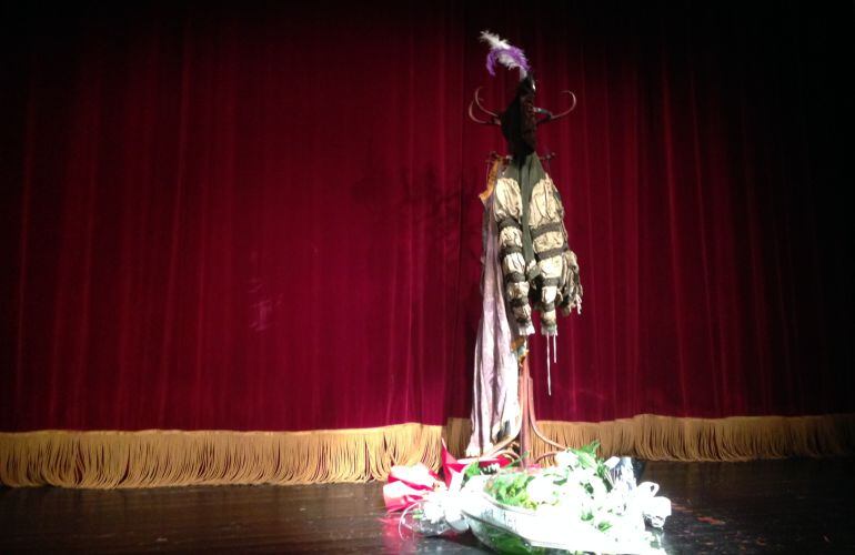 A l'escenari del Bravium Teatre es pot veure l'homenatge dels seus companys, un penja-robes amb el vestuari de Don Cuan Tanorio, que Amenós va representar durant 25 anys. 