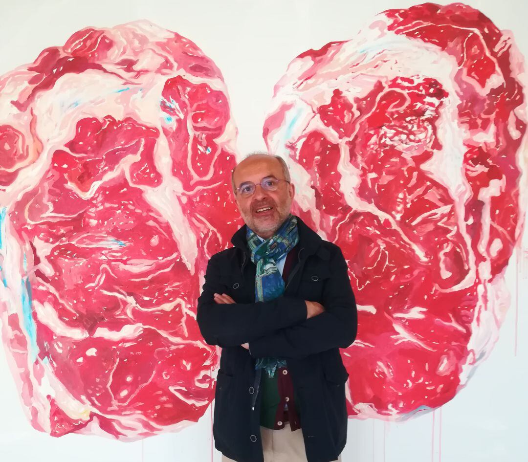 Rafael Sierra, director artístico del Museo de Arte Moderno y Contemporáneo de Castilla-La Mancha, posando en la sede del antiguo convento de Santa Fe