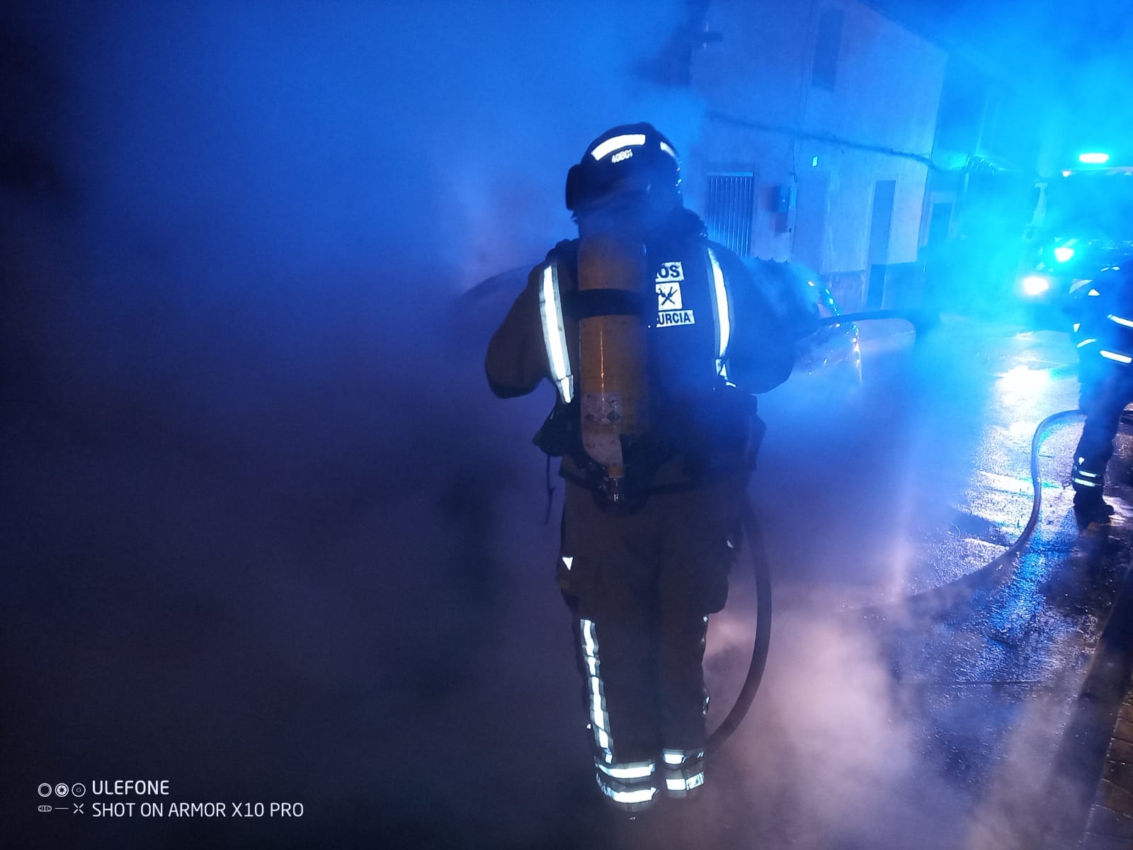 Bomberos del CEIS sofocan el incendio de un vehículo