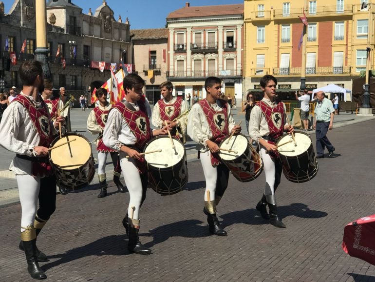 Los desfiles de abanderados animan cada día la Feria Imperiales y Comuneros