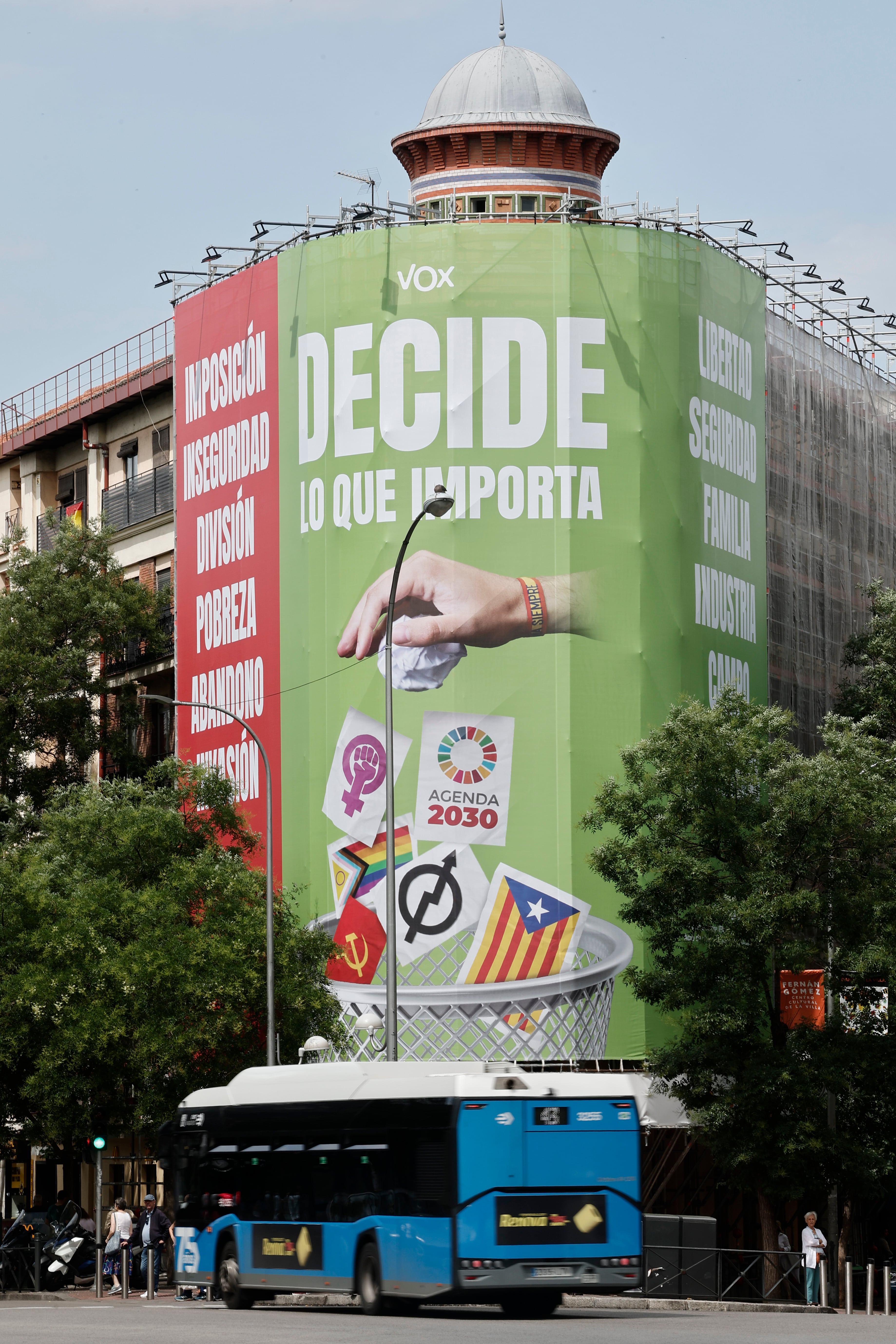 Vista de la lona del odio instalada por VOX en la que se muestra la bandera LGTBI+ en una papelera en la calle Alcalá de Madrid este lunes. La Federación Estatal de Lesbianas, Gays, Trans, Bisexuales, Intersexuales y más (FELGTBI+) y el Colectivo de Lesbianas, Gays, Transexuales y Bisexuales de Madrid  (COGAM) han manifestado frente a la lona su oposición al discurso ultraderechista que atenta contra estos colectivos.