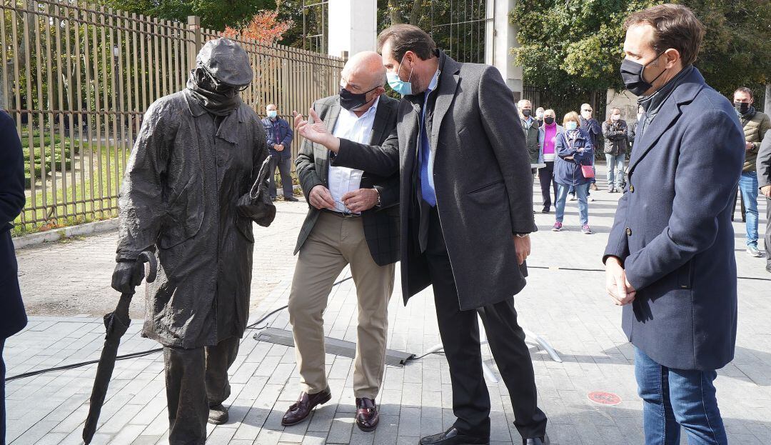 Inauguración de la estatua dedicada a Miguel Delibes