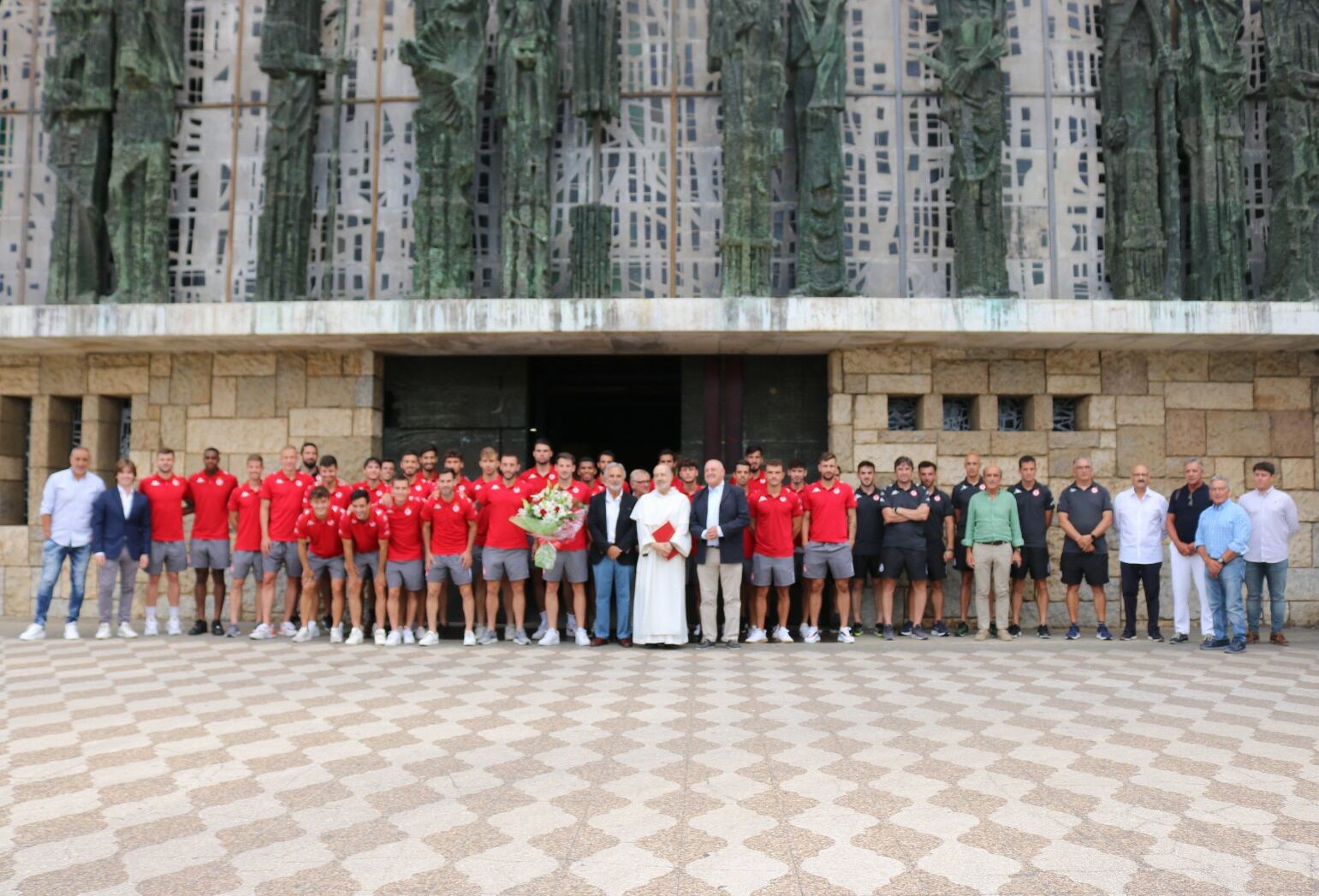 Plantilla y dirigentes, ante el Santuario de La Virgen del Camino