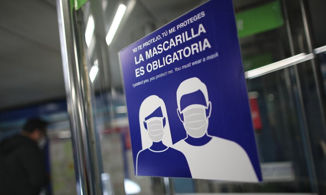 Cartel sobre la obligatoriedad de la mascarilla.