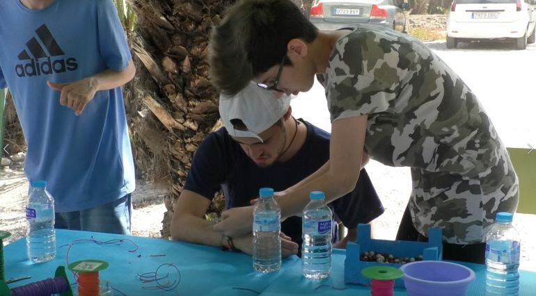 Taller de pulseras en la jornada de puertas abiertas en la sede de Integra-T