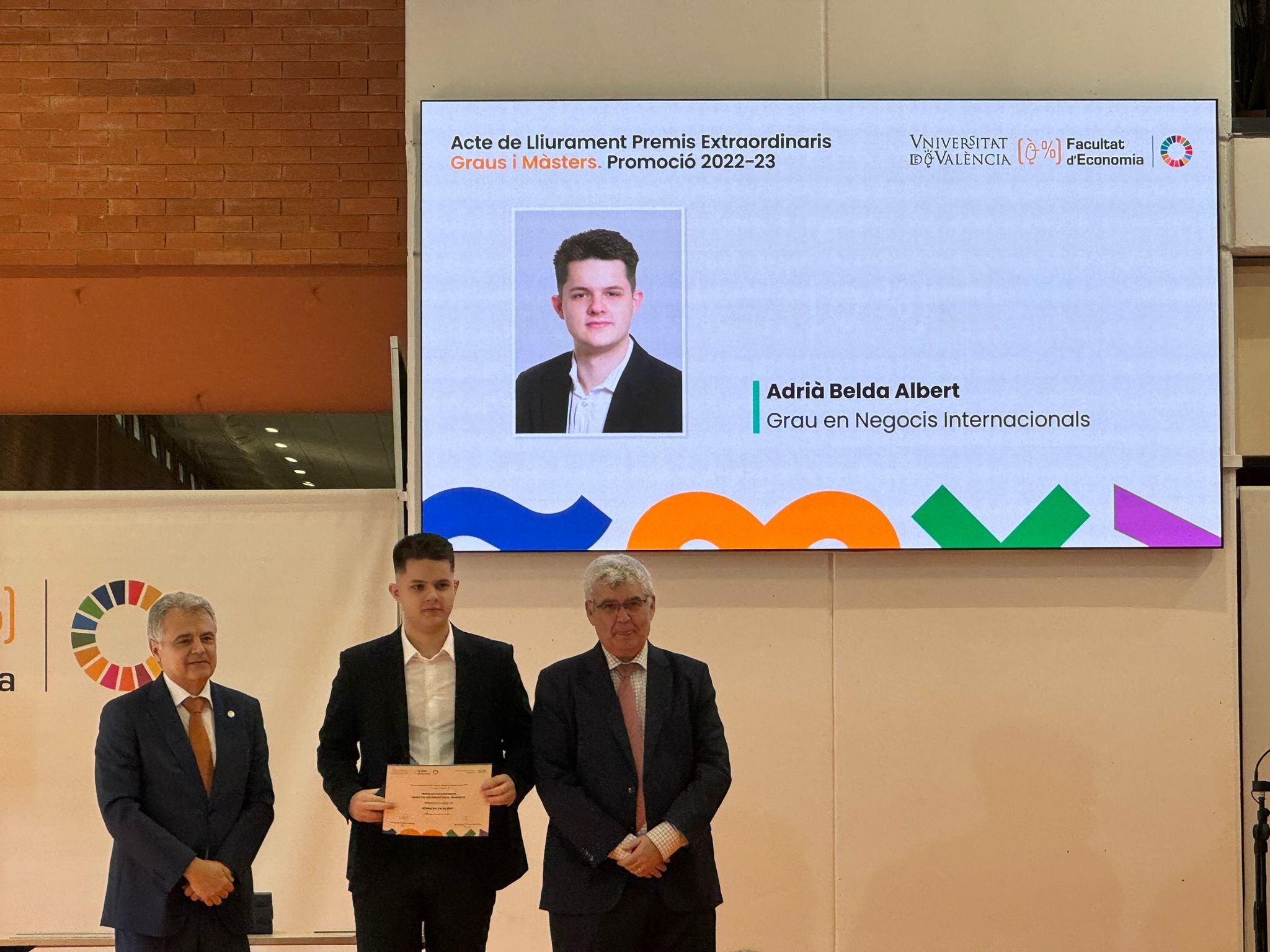 Adrià Belda Albert rebent el reconeixement