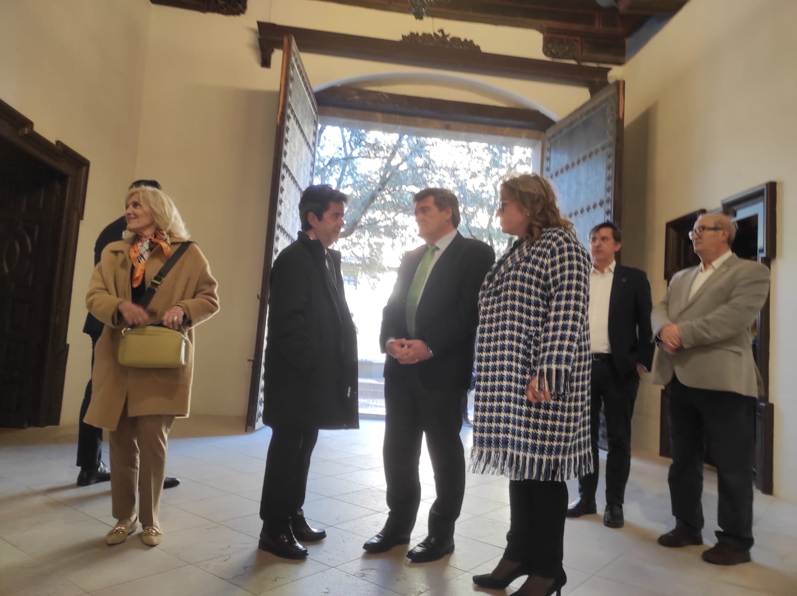 Luis Felipe junto al ministro Escrivá y Rosa Serrano