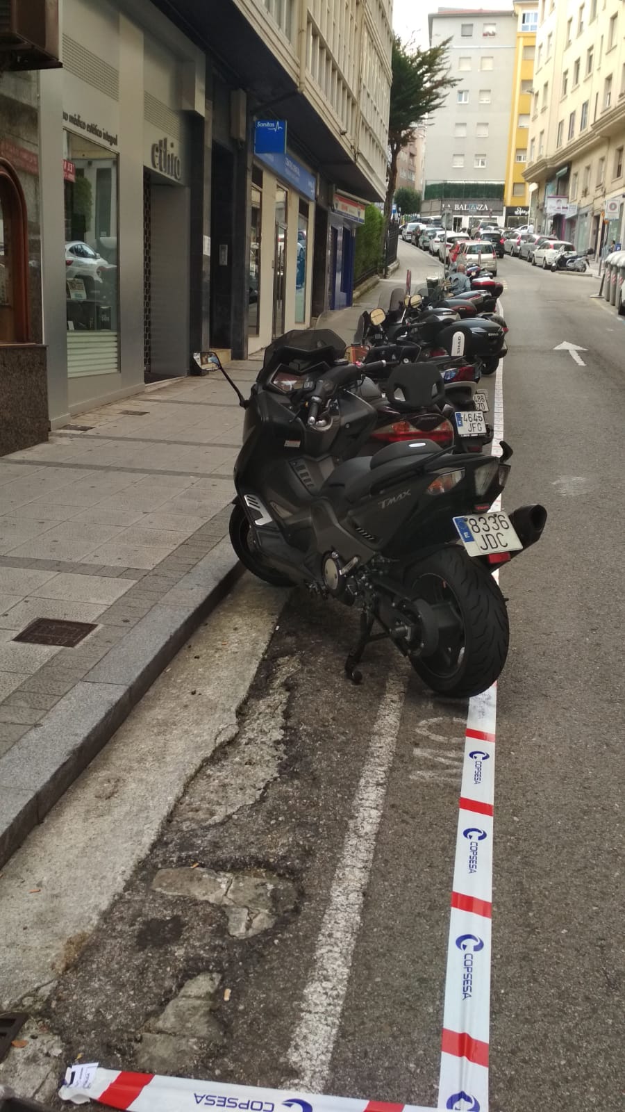 Motocicletas aparcadas en Santander.