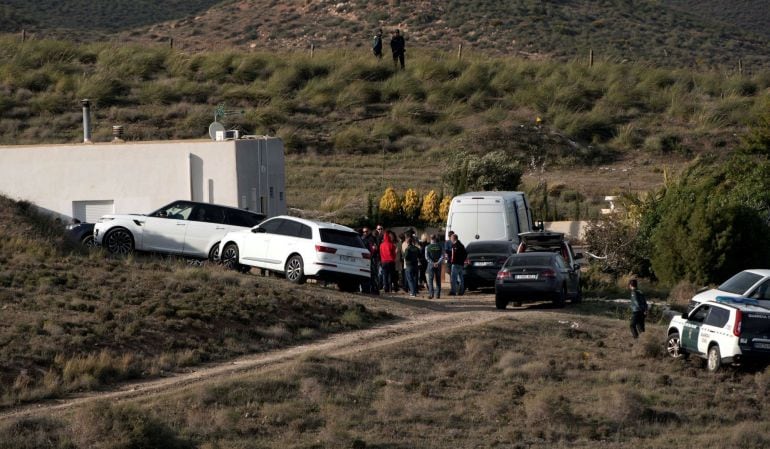 En la imagen Ana Julia Quezada (de rojo), la autora confesa de la muerte de Gabriel Cruz, el hijo de su pareja, vuelve a ser trasladada a la localidad de Rodalquilar, en Níjar (Almería), para una reconstrucción de los hechos.