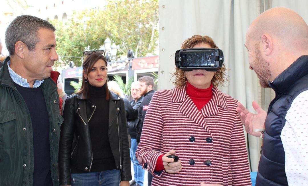 La edil Pilar Bernabé durante la celebración este domingo de &quot;València Startup Market&quot; en la plaza del Ayuntamiento