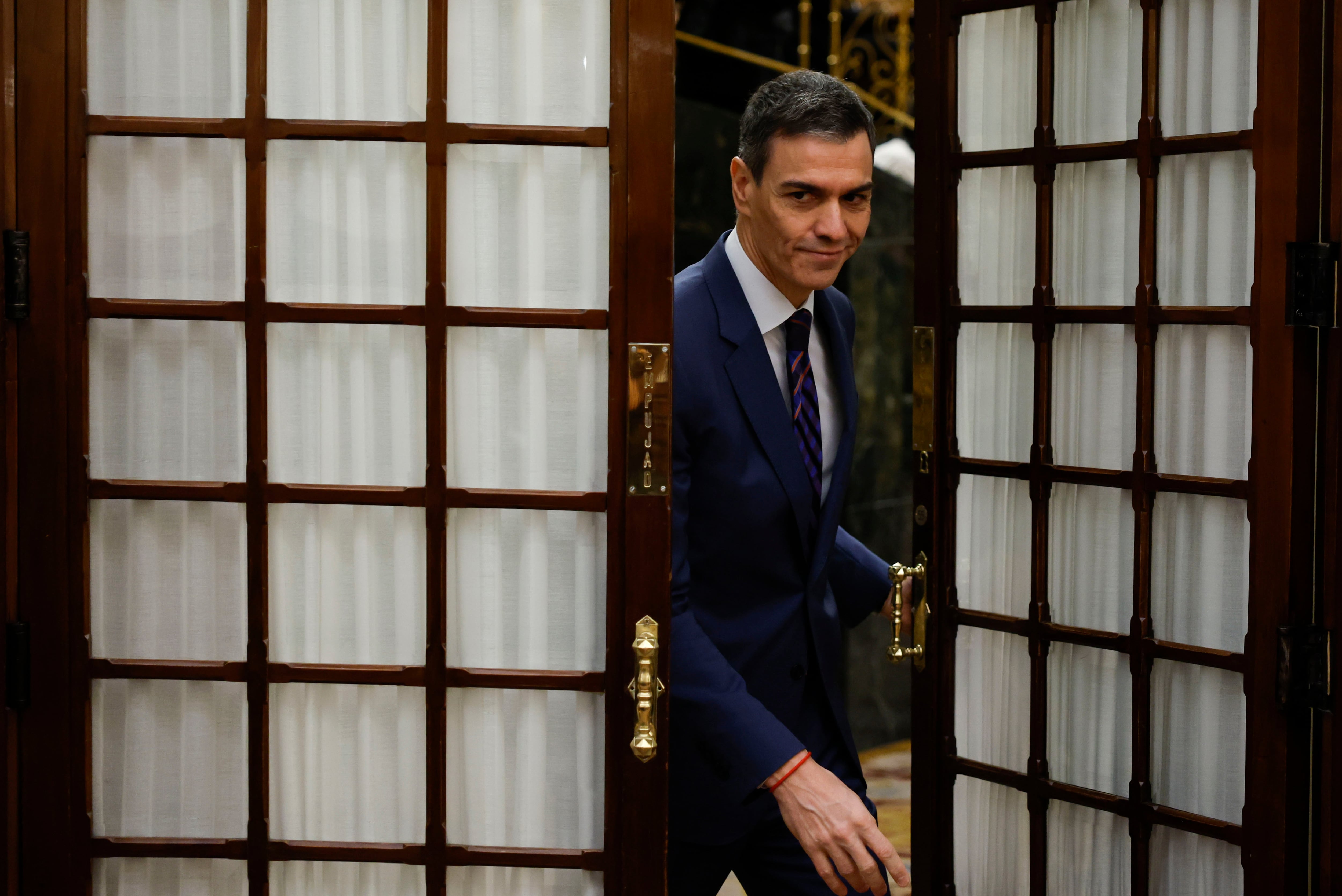 El presidente de Gobierno, Pedro Sánchez, abandona el hemiciclo tras asistir a la sesión de control al Ejecutivo.