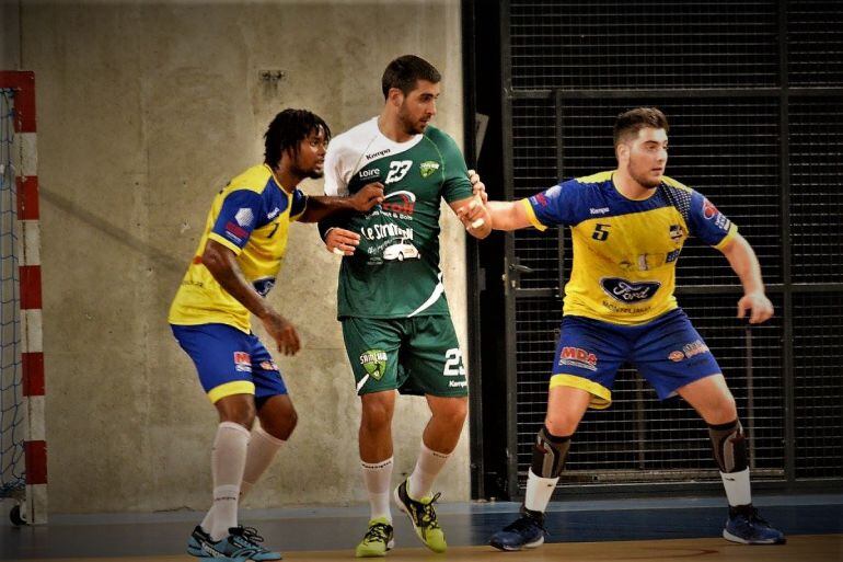 El jugador alicantino -centro- con la camiseta del Saint-Etienne.