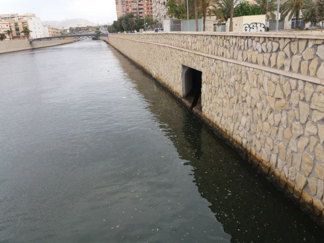 Imagen de la gran mancha oscura, junto al emisario del Barranco de las Ovejas, detectada esta semana por los vecinos del entorno de San Gabriel.