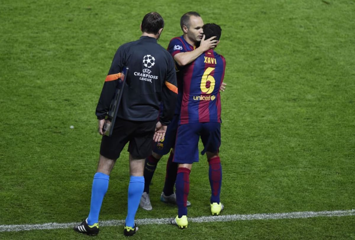 Xavi juega su último partido con el Barça y se abraza a su amigo Iniesta en el cambio