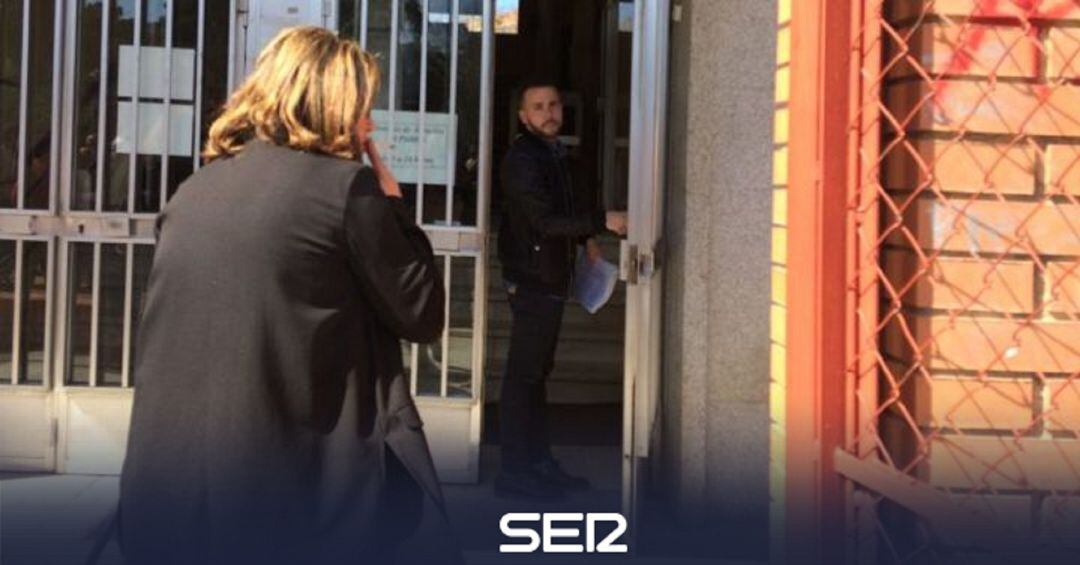 Ángeles Muñoz y Cristian Menacho en los juzgados.