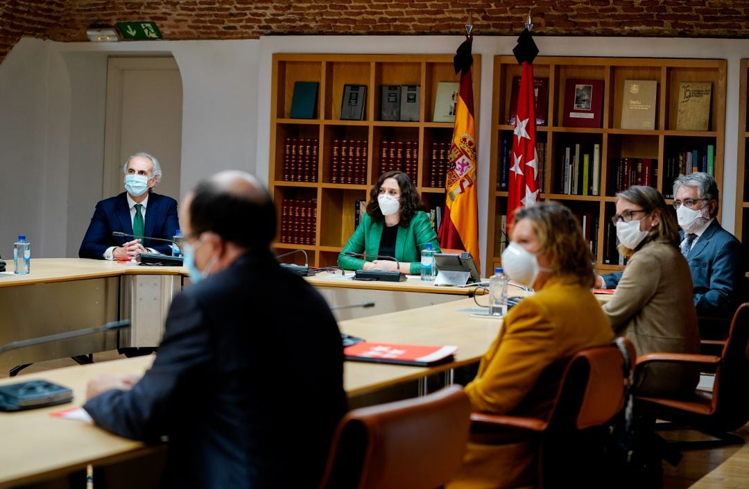 La presidenta de la Comunidad de Madrid, Isabel Díaz Ayuso, en la reunión que ha mantenido este martes con colectivos profesionales de la salud.