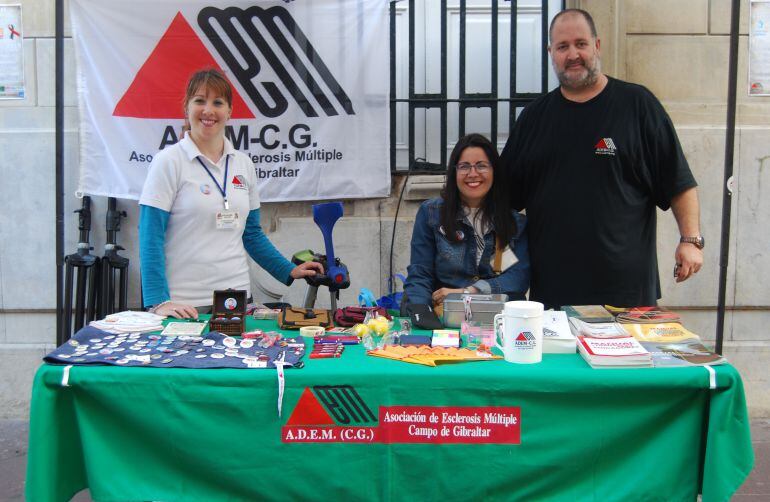 Noelia García, mayte Martínez y Javier Cózar esta mañana  en su mesa informativa.