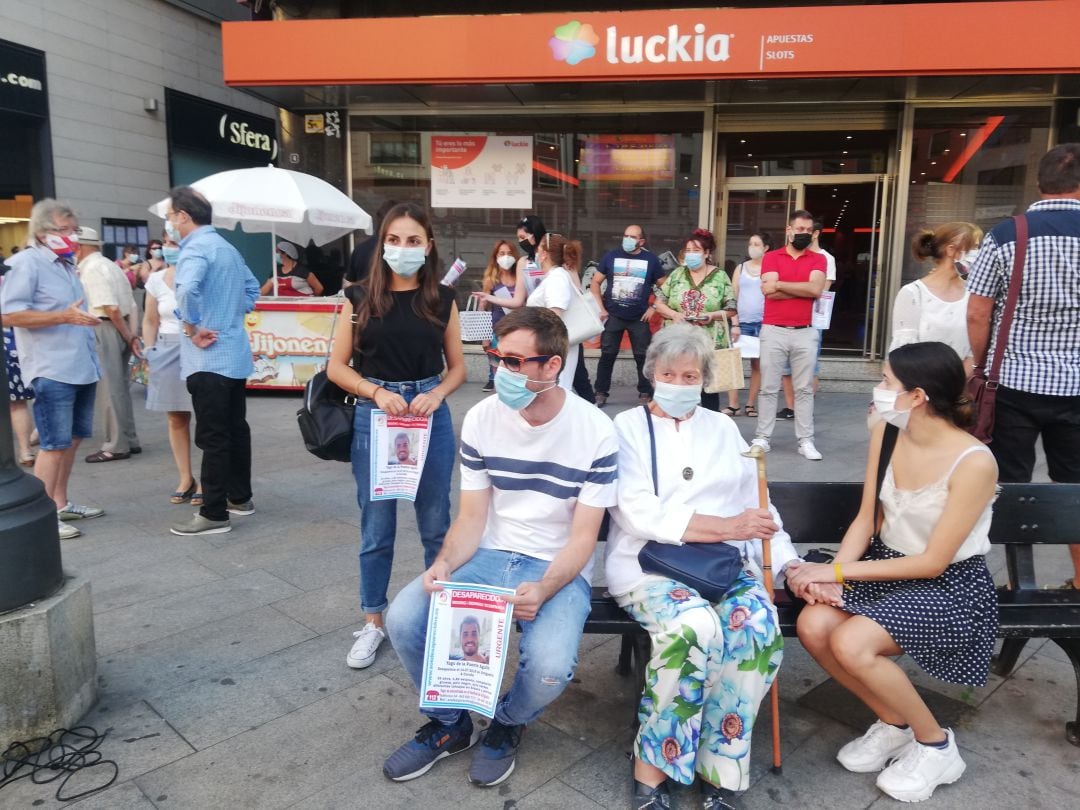 Decenas de personas acudieron a la concentración en la Plaza de Lazúrtegui