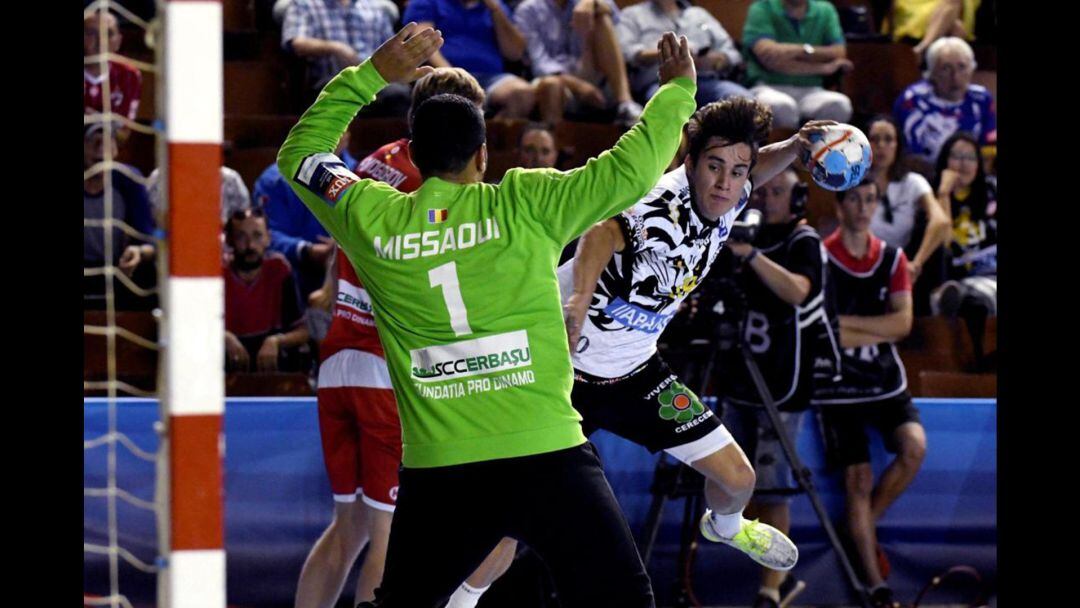 Gonzalo Pérez intenta un lanzamiento a portería 